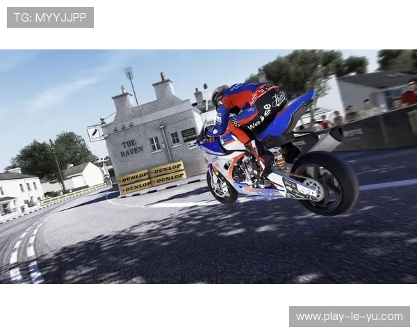 曼岛TT围场俱乐部开放互动传统，车迷与车手零距离交流成赛事特色